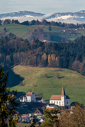 Weitsicht über Altishofen auf die Jurahöhen, Weissenstein!
