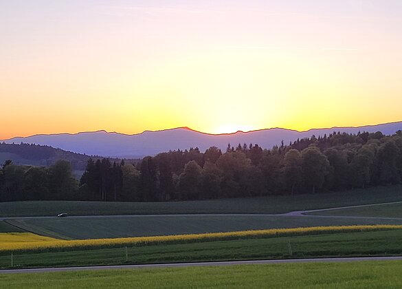 Blick Richtung Jura im glühenden Sonnenuntergang