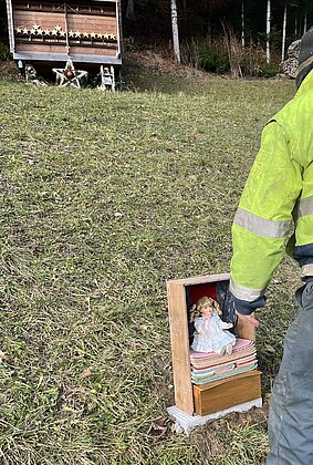 Märli Nr 4 wird aufgestellt.An Weihnachten sind es 24 Märli 