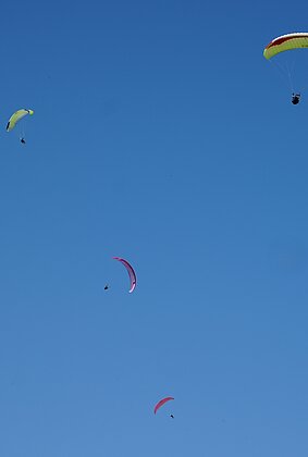 Hochbetrieb am Gleitschirmhimmel
