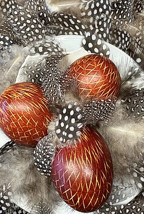 Zwiebelschalen gefärbte Eier im Wachtelfedernestli