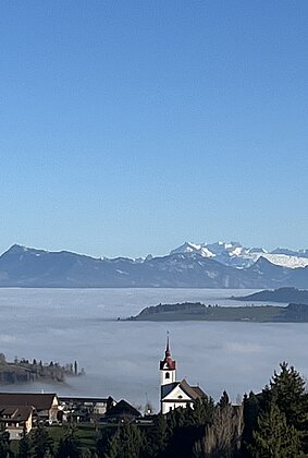 Kirche Menzberg über dem Nebelmeer