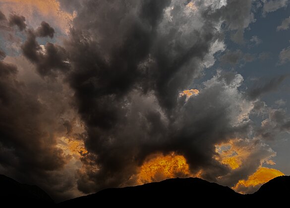 Wolkenspiel nach Sonnenfinsternis