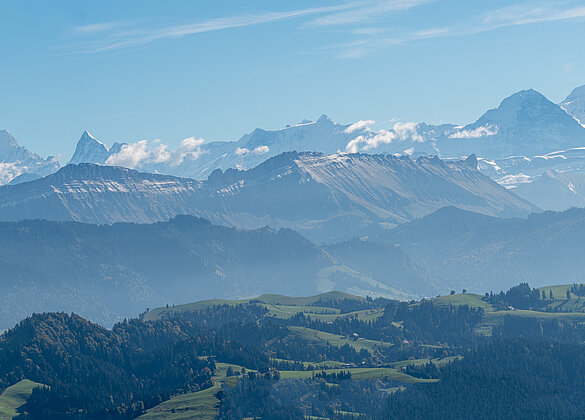 Herbststimmung mit erstem Schnee in den Alpen