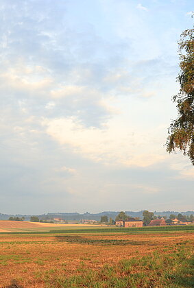Die Landschaft wird  durch die Sonne kurz erhellt