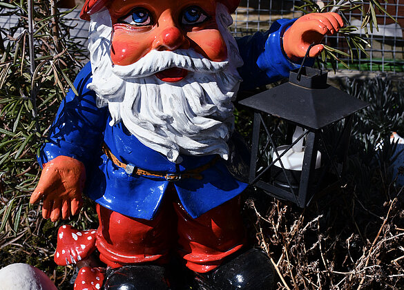 Gartenzwerg an der Frühlingssonne