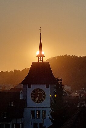 Sonnenuntergang direkt hinter dem U tertor