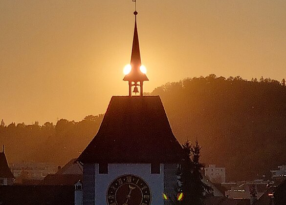 Sonnenuntergang direkt hinter dem U tertor