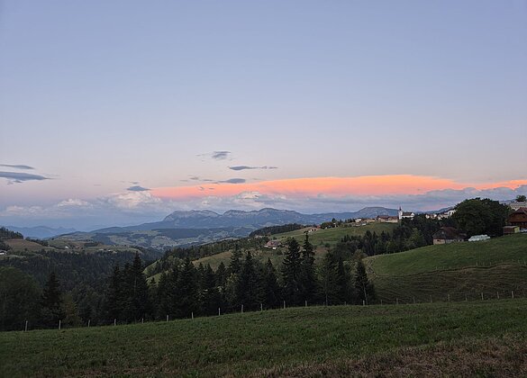 Sonnenuntergang über dem Menzberg mit Blick richtung Pilatus