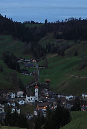 In den Stuben braucht es um acht noch Licht 