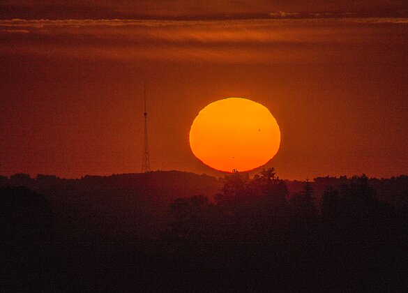 Atmosphärische Refraktion lässt die Sonne oval erscheinen
