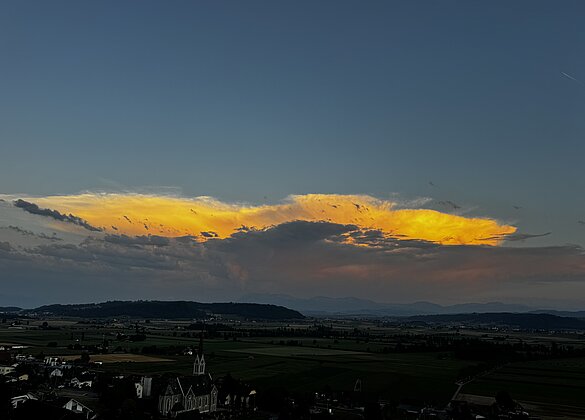 Wolke von der untergehenden Sonne noch beleuchtet