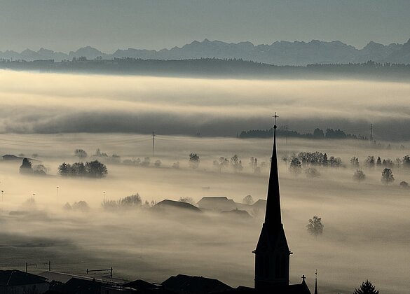 Wie ein Scherenschnitt,Kirche Egolzwil im Morgennebel