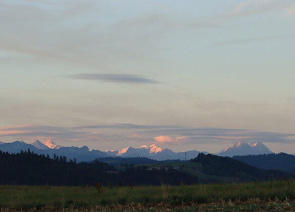 Die Berner Alpen werden von der Sonne erhellt