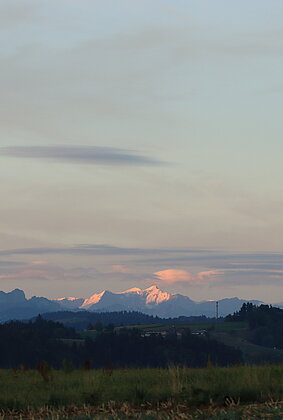 Die Berner Alpen werden von der Sonne erhellt
