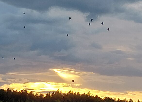 Abendstimmung mit Heissluftballonen