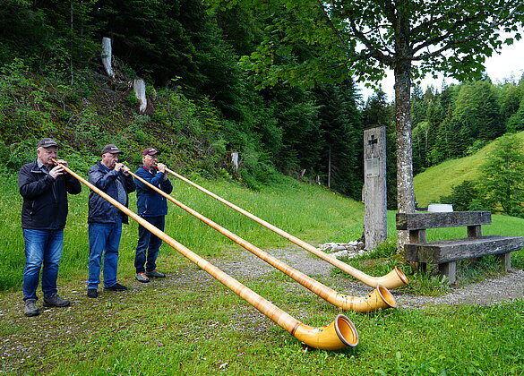 Kühler Sommermorgen in Luthern Bad mit warmen Alphornklängen