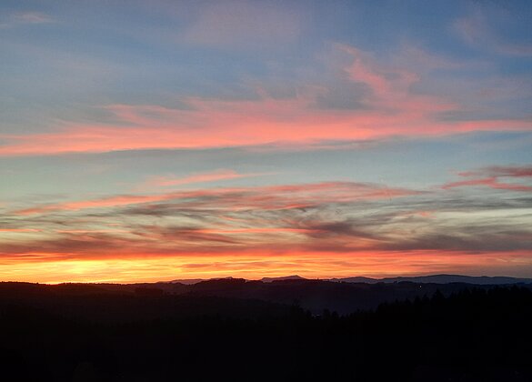 Farbenfrohes Lichtspiel auch nach Sonnenuntergang