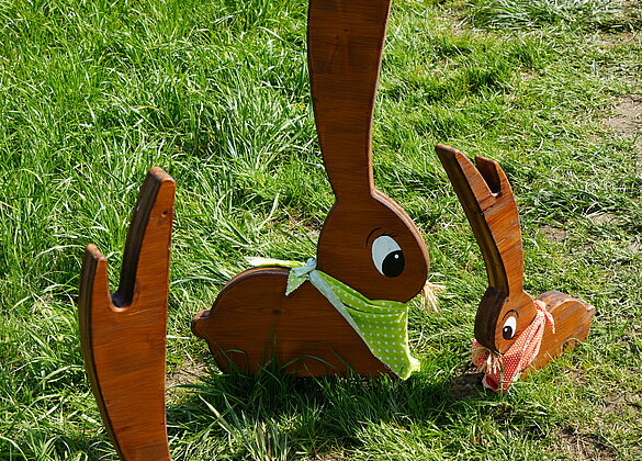 Niedliche Osterhasen auf dem Osterweg in Zell