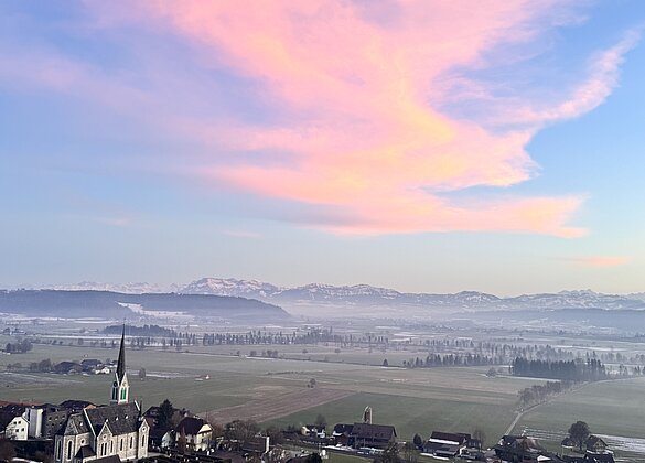 Rosa Wolken über Egolzwil am Abendhimmel,hinten Pilatus