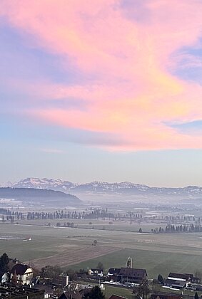 Rosa Wolken über Egolzwil am Abendhimmel,hinten Pilatus
