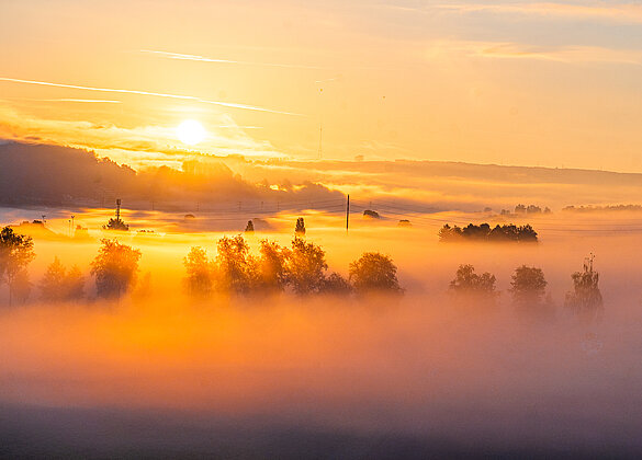 Wunderbarer Sonnenaufgang über dem Bodennebel!