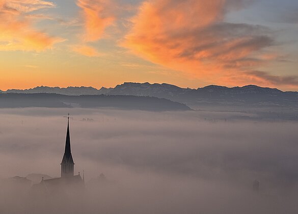 Morgenstimmung mit Egolzwiler Kirchturm im Nebelmeer