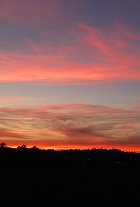 Flammender Sonnenuntergang über Kastelen