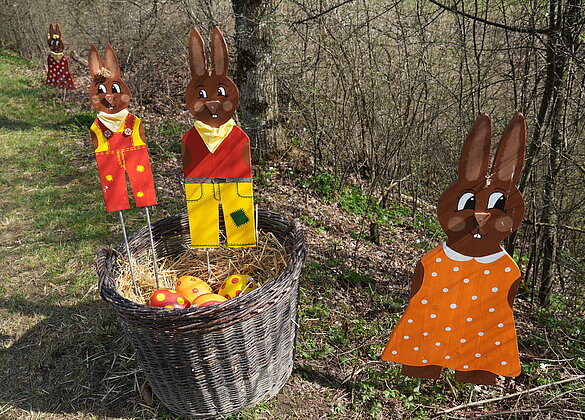 Niedliche Hasenfamilie auf dem Osterweg in Zell