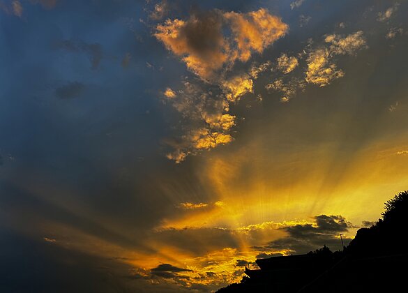 Goldener Abendhimmel