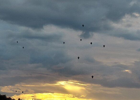 Abendstimmung mit Heissluftballonen