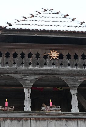 Weihnachtlich geschmückter Spycher in Gondiswil