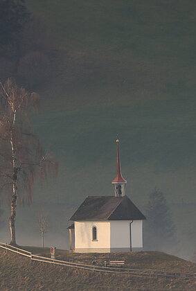  die Heubergkapelle hat es über die Nebelgrenze geschafft