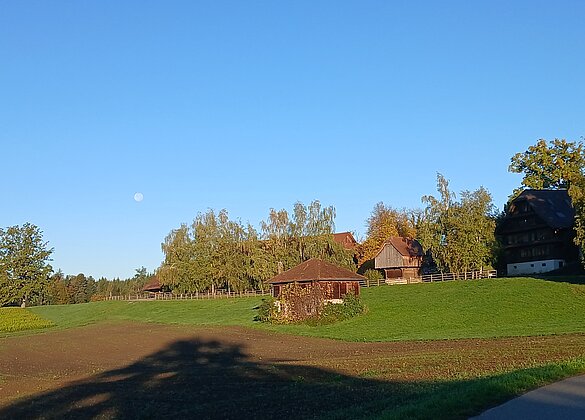 Vollmond bei Sonnenschein über dem Wellberg Grosswangen.