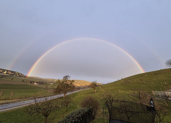 Schmutziger Donnerstag mit doppeltem Regenbogen