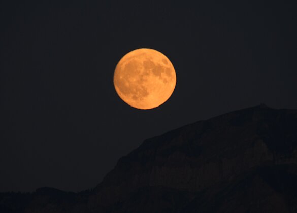Der Vollmond zwischen Esel und dem Mittaggüpfi.