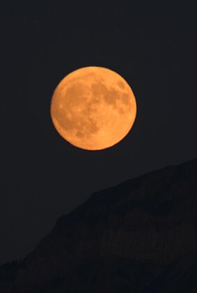 Der Vollmond zwischen Esel und dem Mittaggüpfi.