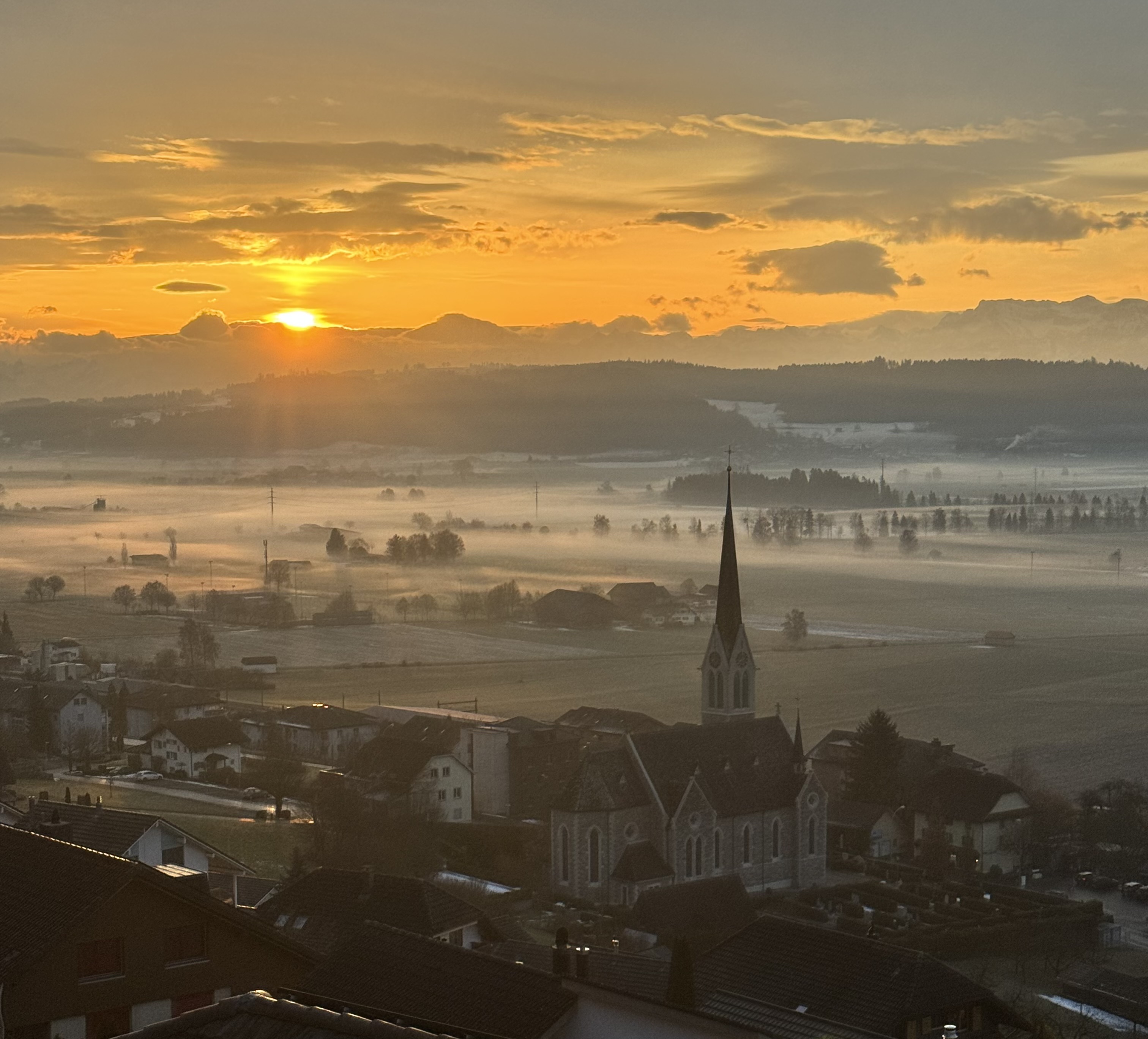 Traumhafter Sonnenaufgang über Egolzwil,Richtung Alpen
