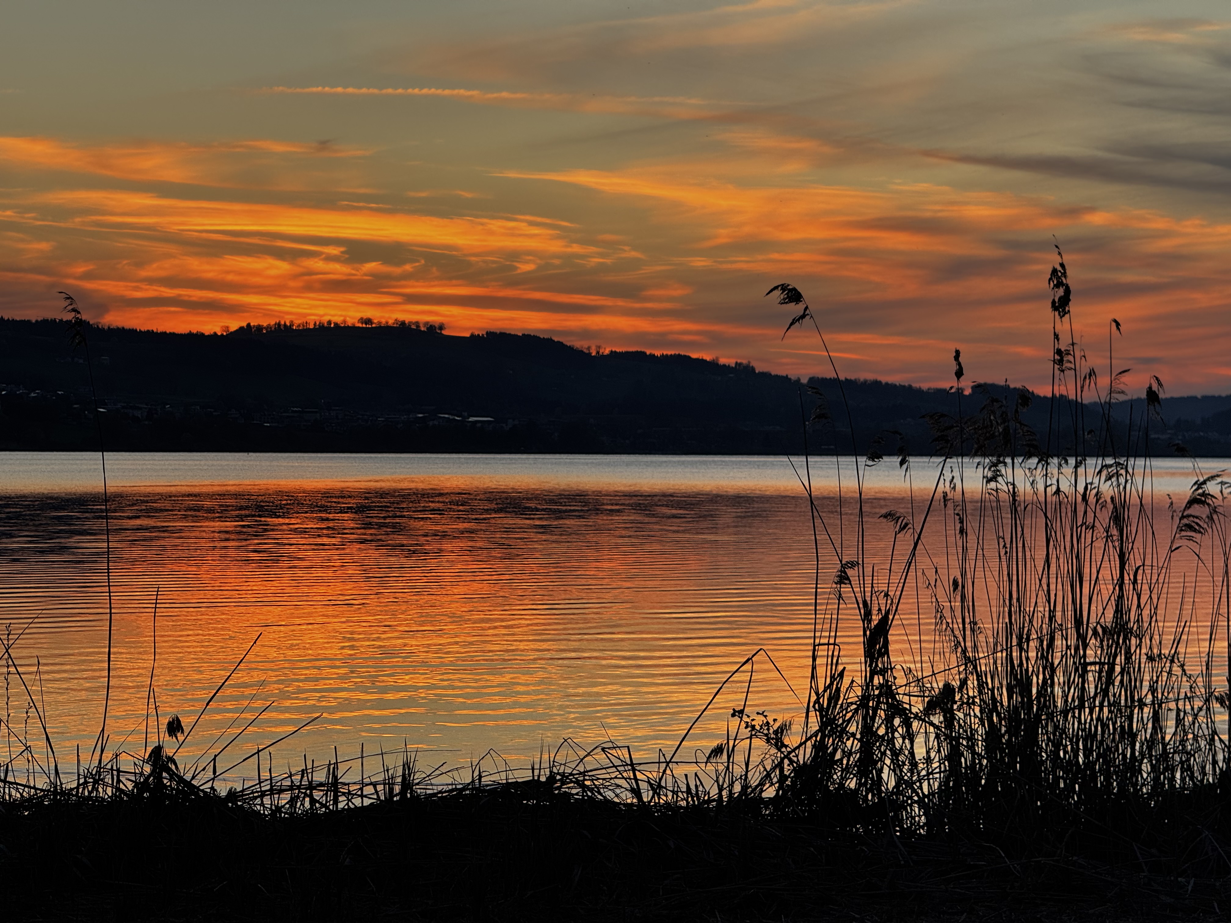 Sonnenuntergang am Karfreitag am Sempachersee
