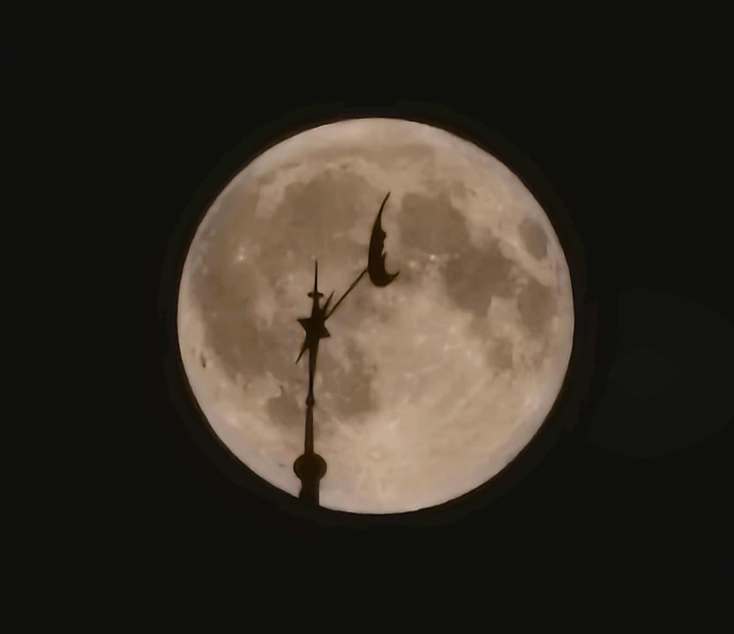 Vollmond hinter der Dagmerseller Kirchturmspitze.