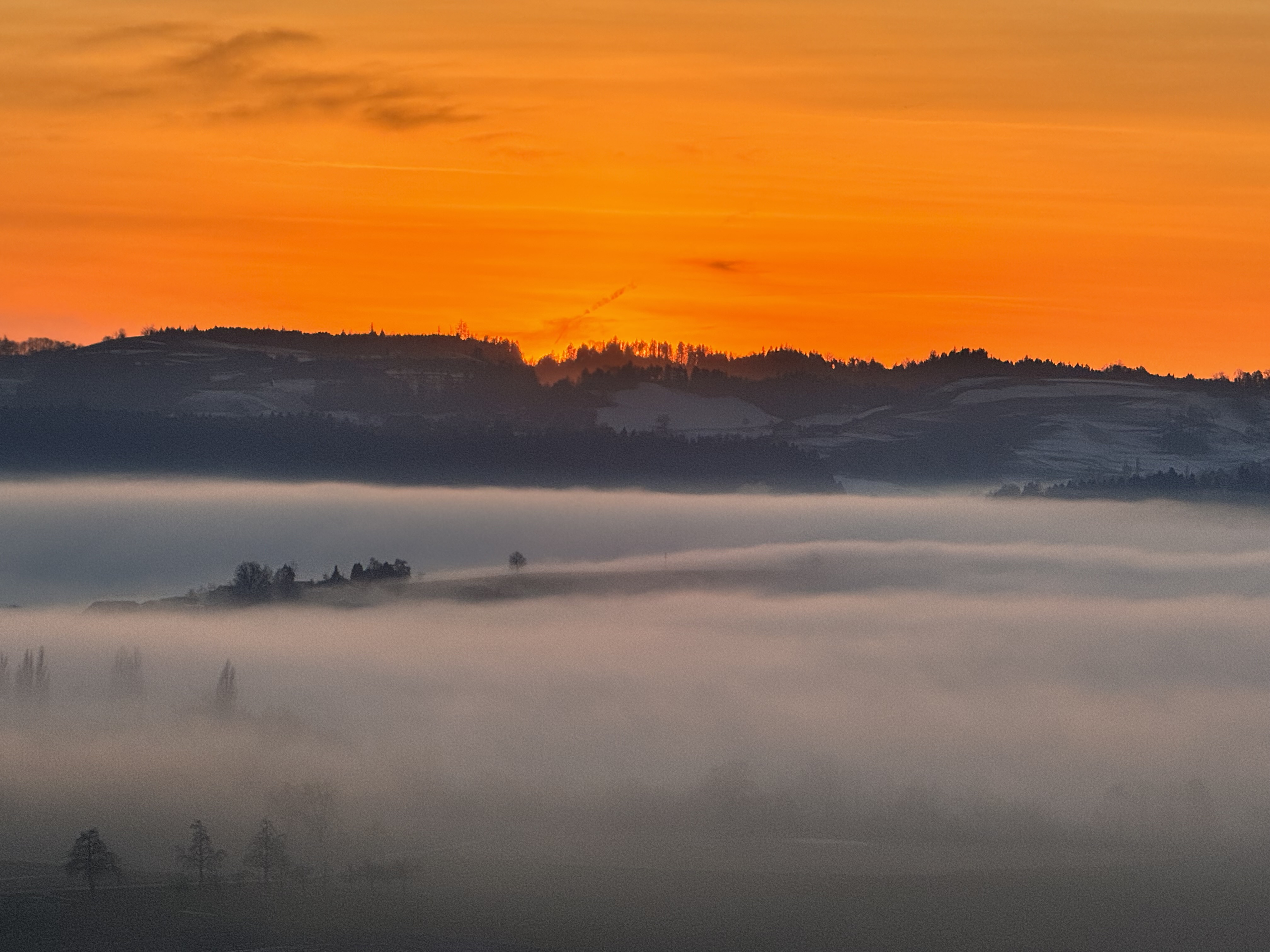 Goldener Sonnenuntergang über dem Nebelmeer