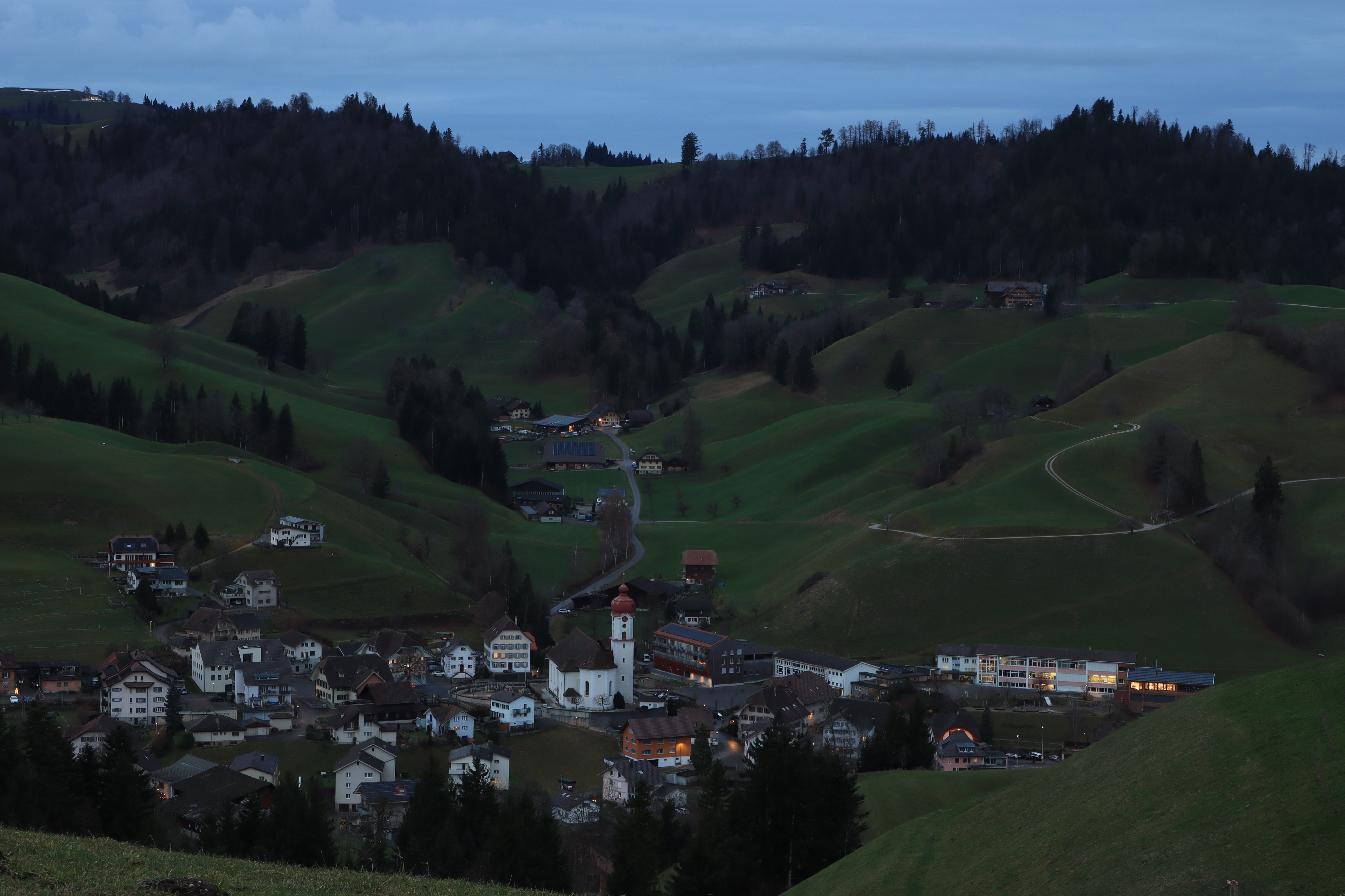 In den Stuben braucht es um acht noch Licht 