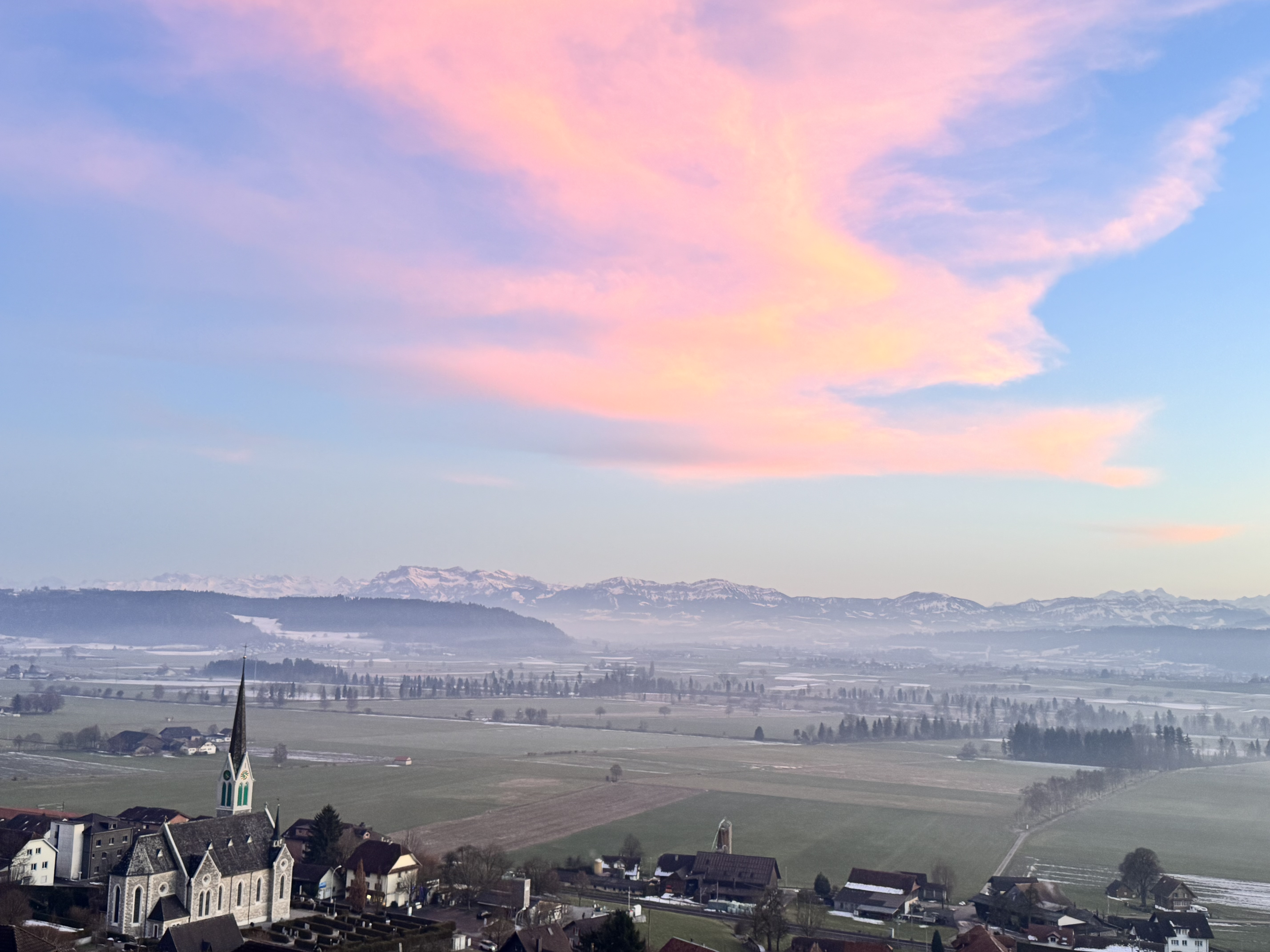 Rosa Wolken über Egolzwil am Abendhimmel,hinten Pilatus
