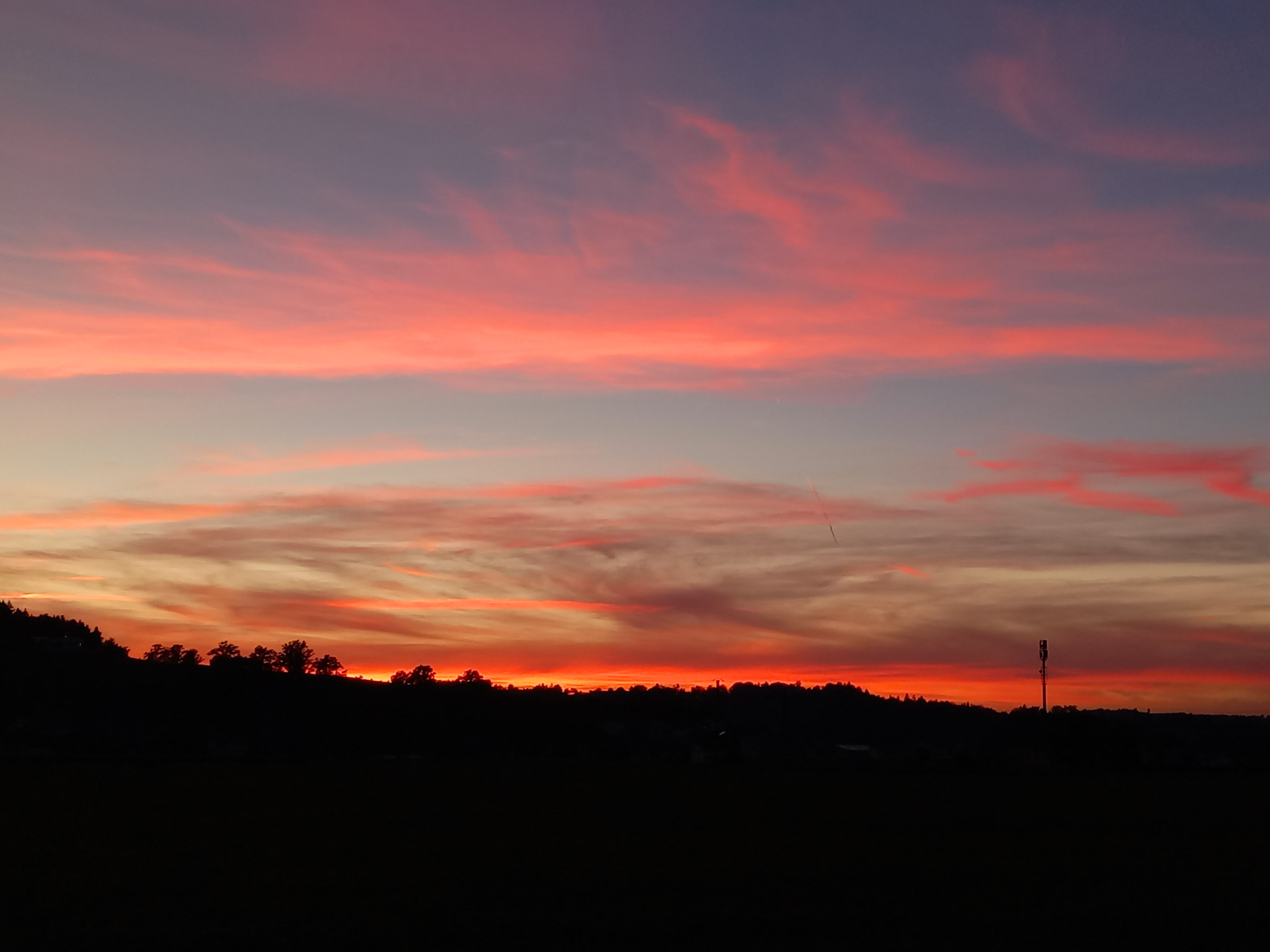 Flammender Sonnenuntergang über Kastelen