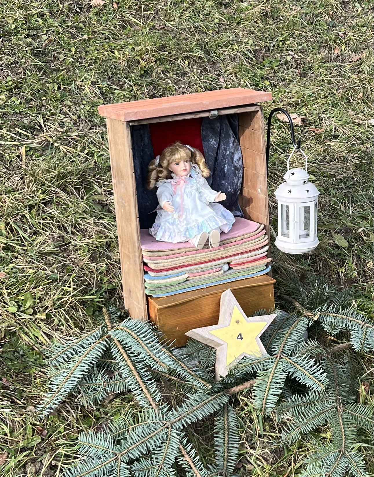 Märli Nr 4 wird aufgestellt.An Weihnachten sind es 24 Märli 