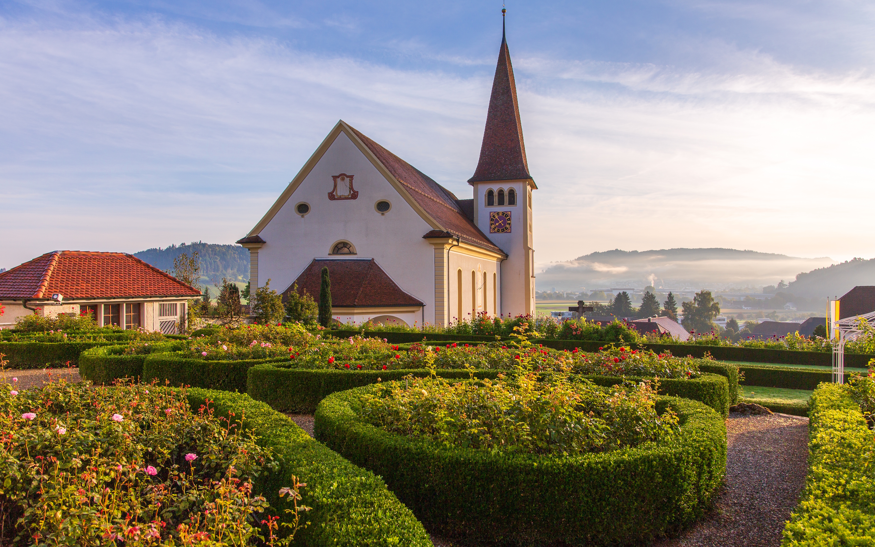Der Rosengarten bei der Kirche St. Martin im Morgenlicht