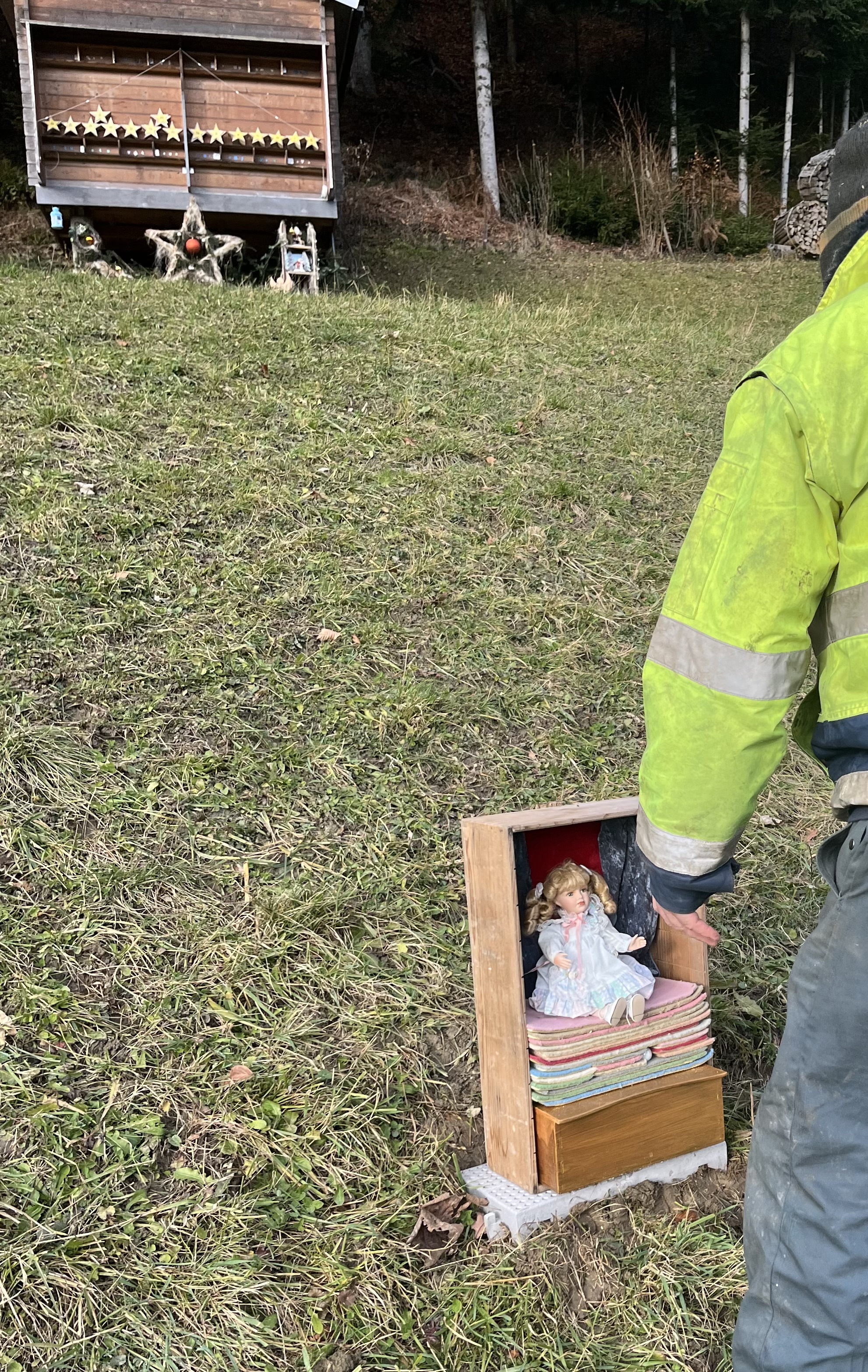Märli Nr 4 wird aufgestellt.An Weihnachten sind es 24 Märli 