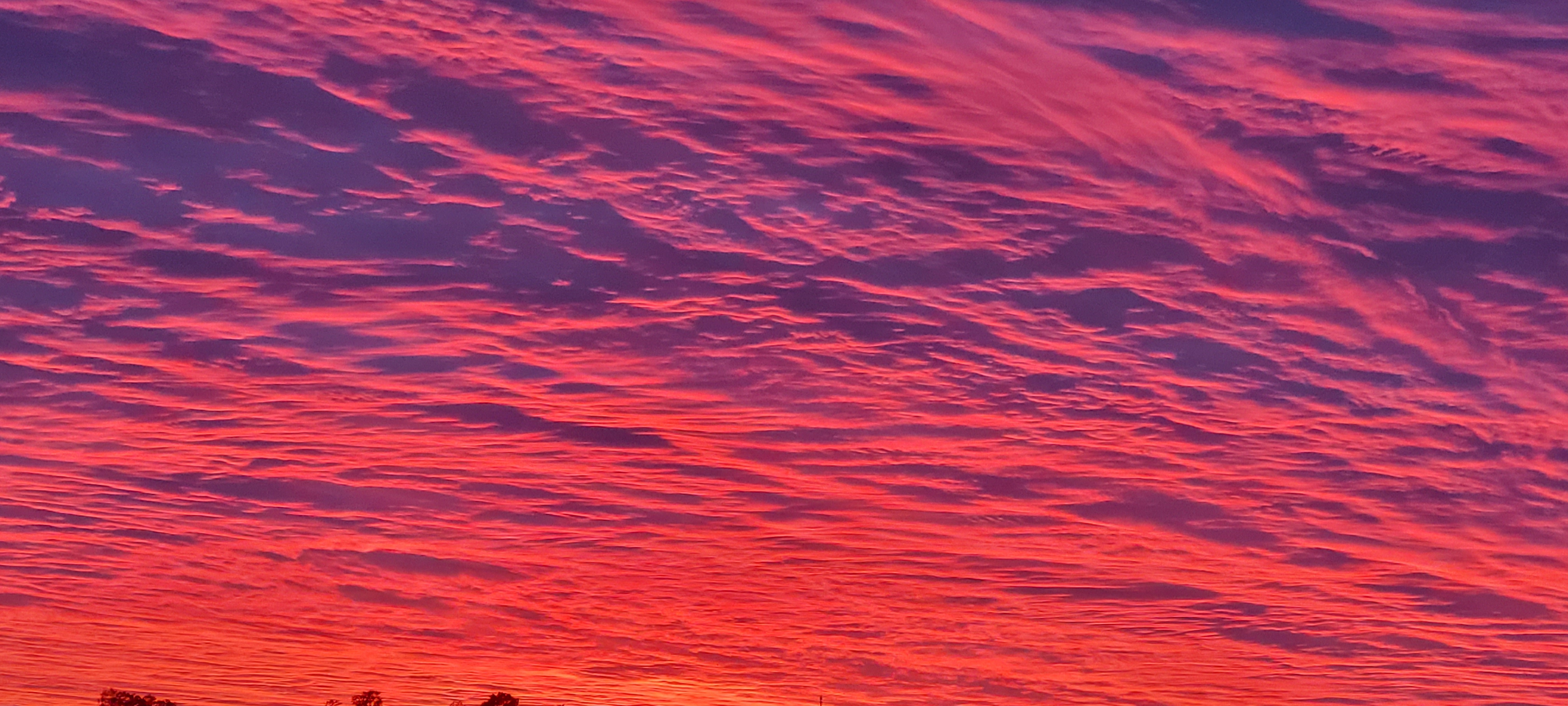 Fantastische Farben am Abendhimmel über Altbüron