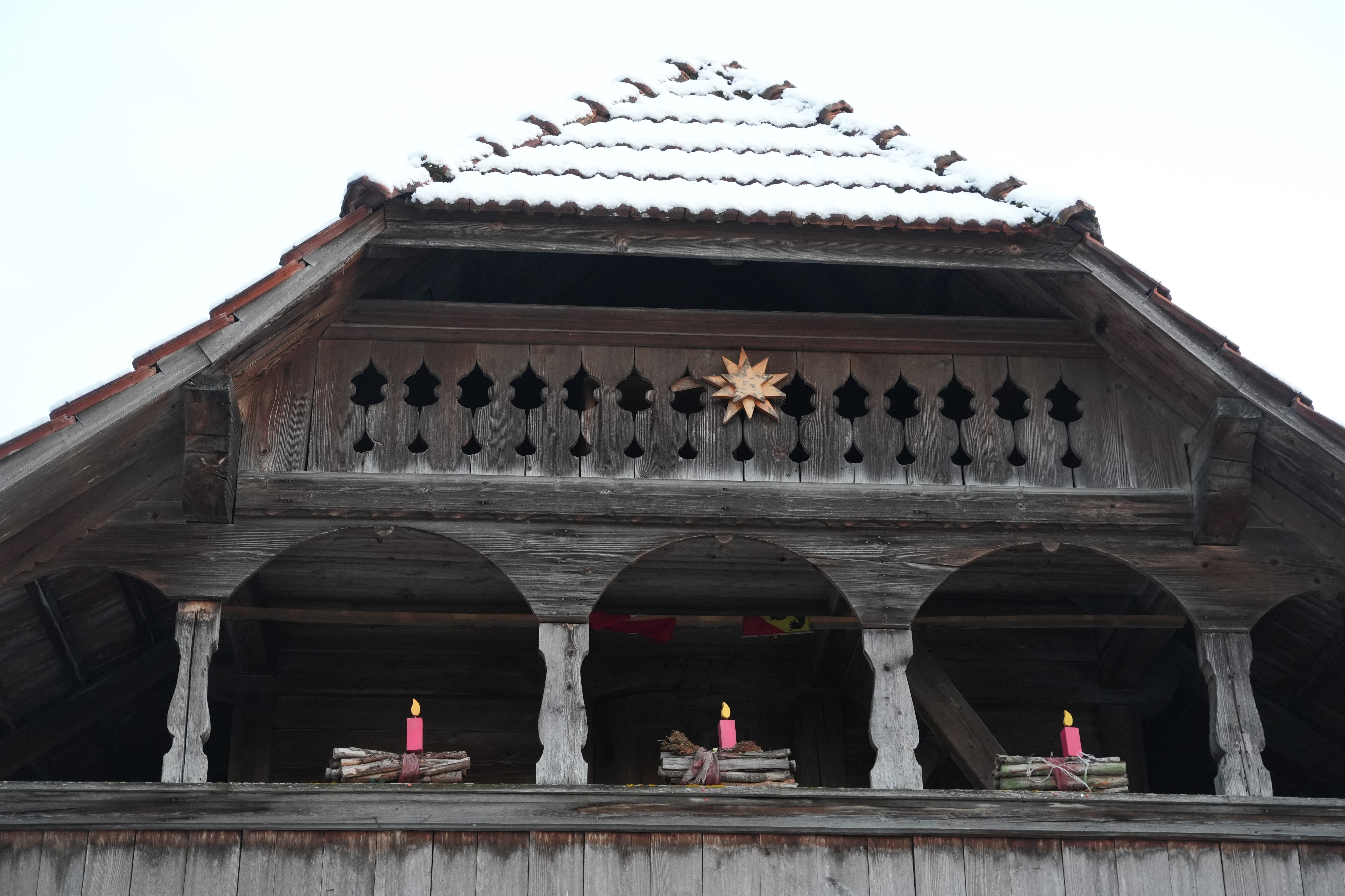 Weihnachtlich geschmückter Spycher in Gondiswil