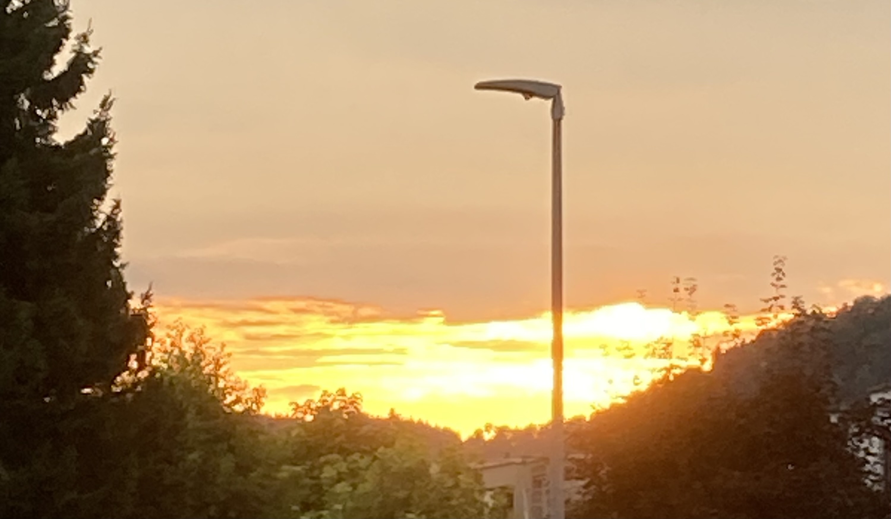 Ein wunderschöner eindrucksvoller Sonnenuntergang